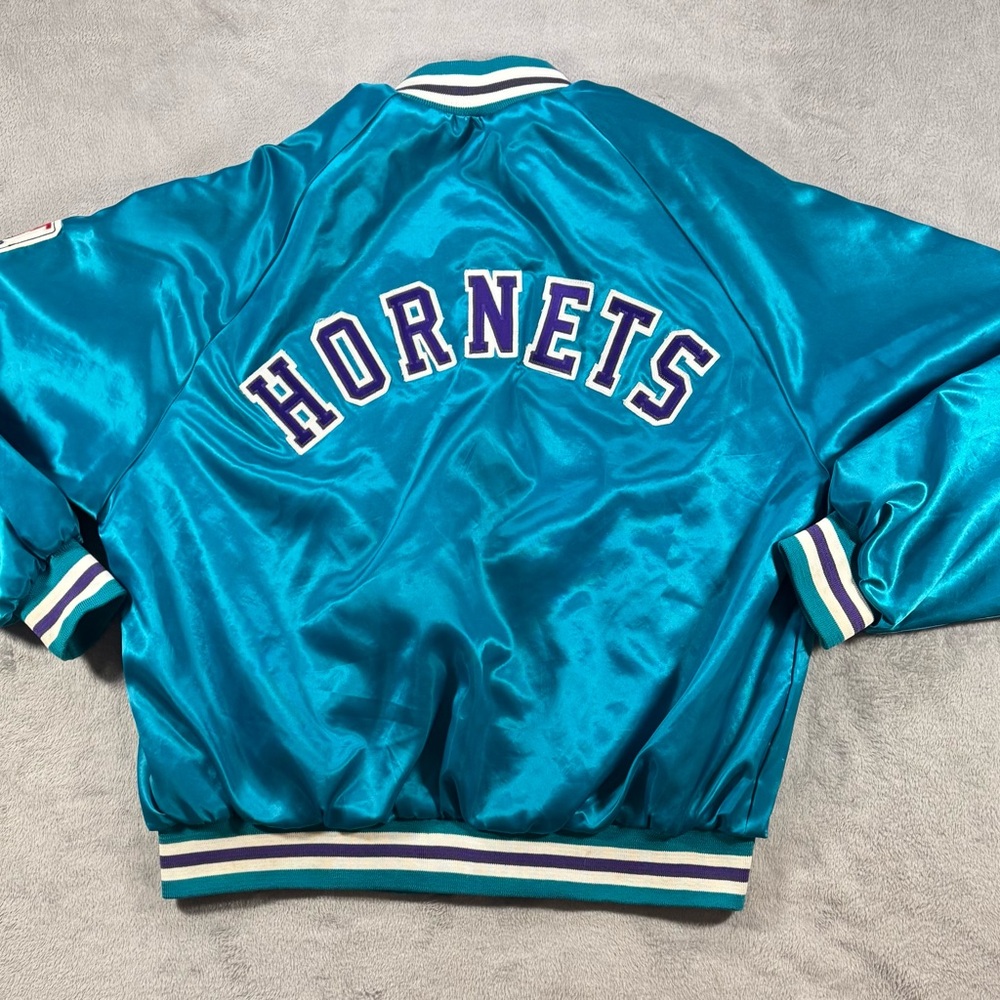Rare Vintage 90’s Charlotte Hornets Chalk Line Satin Jacket Size XL Spellout 🔥